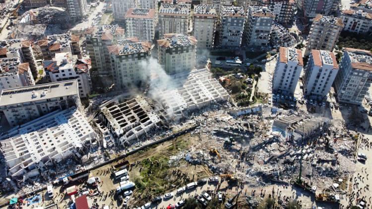 <p> "6 Şubat 2023 Kahramanmaraş Depremleri, Trabzon İçin Deprem Riski ve Alınması Gereken Önlemler" konulu konferansta bölgede yapılan çalışmalar masaya yatırıldı.</p>

<p>Karadeniz Teknik Üniversitesi (KTÜ) Mühendislik Fakültesi İnşaat Mühendisliği Bölümü Öğretim Üyesi Prof. Dr. Ahmet Can Altunışık, depremin ikinci günü 15 kişilik ekiple bölgeye gittiklerini belirterek, “Deprem olduğu ilk günün bir sonrası günü Karadeniz Teknik Üniversitesi İnşaat Mühendisliği Bölümü ve Yapı İşleri Daire Başkanlığından oluşan 15 kişilik bir ekiple Gaziantep İslahiye, Nurdağ ilçelerinde görev yaptık. Burada yaklaşık bin 500 adet kamu binası inceledik. Hemen peşinden Gaziantep ilinin mezkez ilçelerinde görev yaptık. Yaklaşık 15 gün geçtikten sonra bu işlemleri hem Hatay’da hem de Kahramanmaraş’ta devam ettik. </p>
