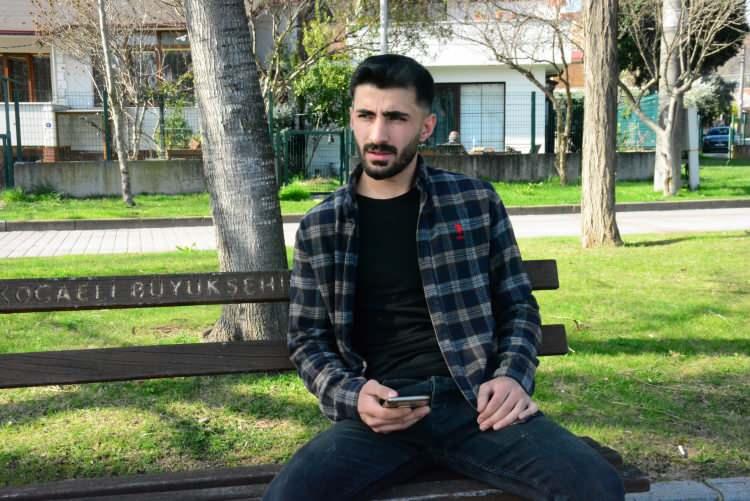 <p>“ANNEMİN SESİ AĞLAYARAK GELİYORDU, ‘OĞLUM SEN ÖLMEDİN Mİ?’ DİYORDU”</p>
<p>Olan bitenden sahnede konser verdiği sırada annesinin ısrarlı aramasıyla haber aldığını anlatan Kapan, “Tekirdağ’da sahnedeydim. Sahnede uzun uzun annem aradı. Normalde sahnede olduğumu bildiği için aramazdı. Telefonu açtım, ‘Vedat’a verin telefonu’ dedi. Sesi ağlayarak geliyordu. ‘Anne benim’ diyorum, ‘Oğlum sen ölmedin mi?’ diyor. Benim de daha olaydan haberim yok. O yüzden esprili bir şekilde, ‘Yok anne ölmedim, ruhum konuşuyor seninle’ dedim. Sonra bayağı bir ağladığı için olayın ciddiyetine vardım. Telefonu kapatıp hesabıma giriş yapmamla çıkmam bir oldu, ‘Hesabınızdan çıkış yapıldı’ uyarısı geldi. Telefonu bir kenara koydum ve sonrasında aramalar yağmaya başladı. </p>
