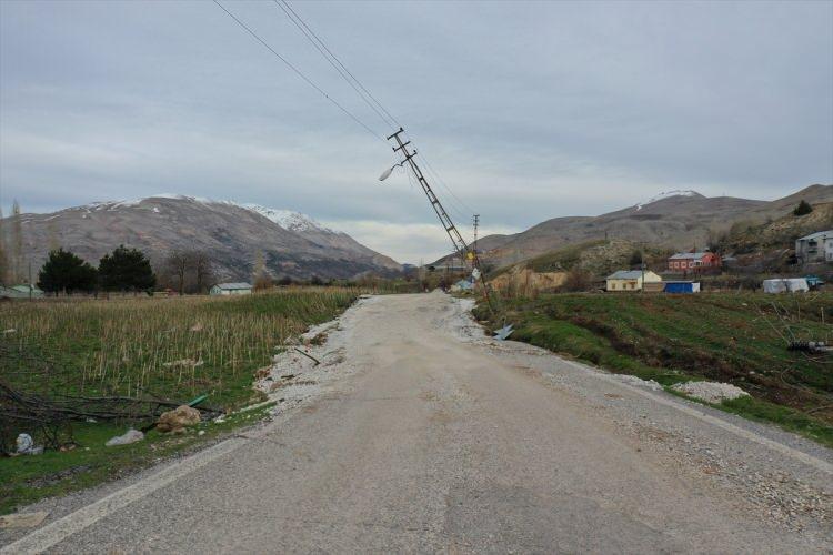 <p>Mahalle düz bir ovaydı şu anda engebeli bir ovaya dönüştü. Daha önce böyle bir şeyle karşılaşmadık, böyle bir durumu da duymadık. </p>
