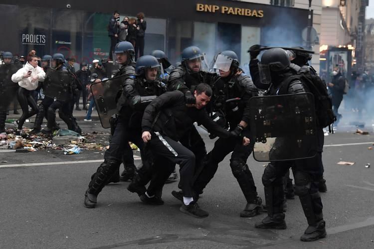 <p>Dijon, Rennes ve Rouen'de polis ve göstericiler arasında gerginlik yaşandı.</p>

<p> </p>

<p>Başkent Paris'te emniyetin onay verdiği protestoda polis ve göstericiler arasında arbede çıktı.</p>

<p> </p>

<p>Göstericilerden bazıları Paris sokaklarındaki çöp ve çöp bidonlarını ateşe verdi, otobüs duraklarını tahrip etti.</p>
