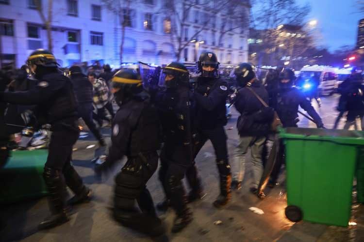 <p>Gensorunun reddedilmesinin ardından göstericiler başkent Paris ve Lyon'da yeniden sokaklara döküldü. Protestocular, kurdukları bariyerleri ve devirdikleri konteynerleri ateşe verdi.</p>