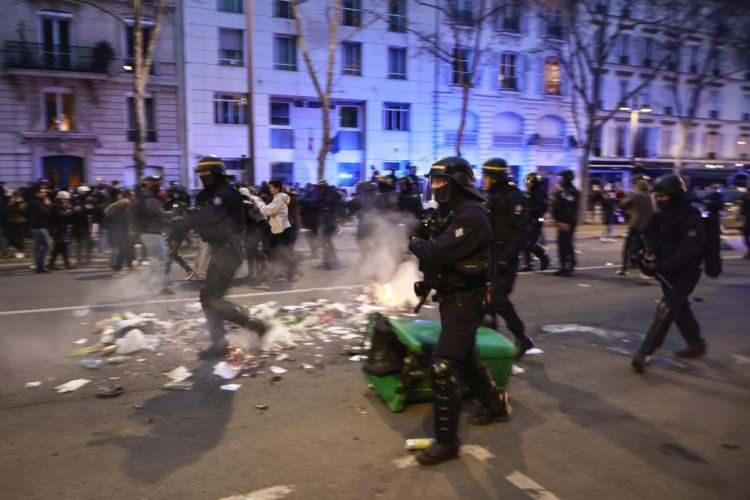 <p><strong>GÜVEN OYLAMASINI AZ FARKLA KAZANDI</strong></p>
<p> </p>
<p>Öte yandan Macron hükümeti, sert protestolara neden olan tartışmalı emeklilik yasasına karşı muhalefetin meclise getirdiği güven oylamasını az bir farkla kazandı. Hükümete güvensizlik oyu 278’de kaldı. Eğer 9 oy daha verilseydi yeni bir hükümet için süreç başlayacak ya da ülke seçime gidecekti.</p>