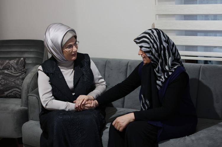 <p>Cumhurbaşkanı Recep Tayyip Erdoğan'ın eşi Emine Erdoğan, ramazanın ilk iftarını, Kahramanmaraş merkezli 6 Şubat'ta meydana gelen depremlerde evleri yıkıldığı için Malatya'dan Ankara'ya yerleşen Gönen ailesi ile yaptı.</p>

<p> </p>
