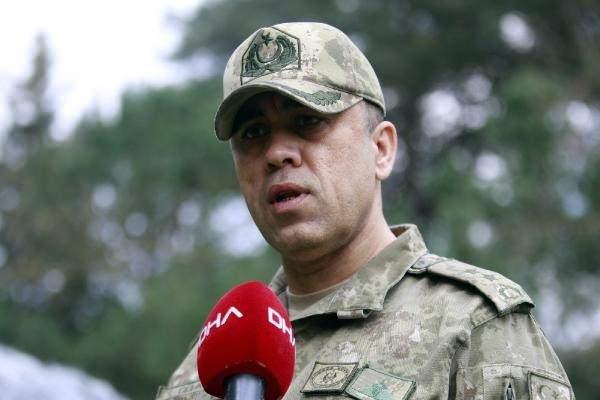 <p>ARAMA KÖPEKLERİNİN GÖZDESİ LABRADOR VE BELÇİKA MALİNOİSİ</p>

<div> </div>

<div> Kahramanmaraş depremlerinin ardından, bölgedeki çalışmalarda gösterdikleri performansla bir kez daha ön plana çıkan arama köpekleri ise genelde labrador retriever ile Belçika malinois köpeklerinden seçiliyor. Belçika kurdu olarak da bilinen malinois cinsi köpeklerin aktif, uyanık, inatçı, koruyucu, çalışkan, emin ve atik olmaları nedeniyle, labrador retriever cinsi köpeklerin de meraklı, cana yakın, cesaretli ve koku alma özelliklerinin yüksek olması nedeniyle tercih edildiğini söyleyen Askeri Veteriner Okulu ve Eğitim Merkezi Komutanlığı Köpek Üretim ve Eğitim Tabur Komutanı Veteriner Yarbay Dr. Umut Çelik, “Bu arkada görmüş olduğunuz arama köpekleri de deprem bölgesinde görev yapan köpeklerimiz. Arama köpeklerinin yetiştirilmesi ortalama 2 yıl kadar bir süreç almaktadır. </div>
