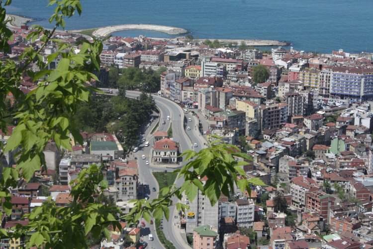 <p>"Bu fark nedir derseniz, yeni haritada Trabzon'un deprem tehlikesi 2 kat artmış, Rize'nin de 3 kat artmıştır." diyen Bektaş, "Bu artış, 1996 yılında yapılan ve 23 yıl yenilenmeyen deprem tehlike haritasından kaynaklanmıştır. 23 yıl boyunca Trabzon ve Rize yöresinde inşa edilen yapılar bugünkü deprem yönetmeliğine aykırıdır ve deprem tehlikesine açıktır. Bu haritanın verdiği değerler sadece sağlam zemin içindir. Oysa bölgedeki zemin hem dolgu, hem heyelan, hem de plaj kesimlerindedir. Bu binalarla yapılar eski deprem yönetmeliğine göre yapıldığı için Trabzon ve Rize'deki tüm yapılar deprem tehlikesi altındadır. Rize'nin 3'te 1'i zaten dolgu alanı üzerindedir" açıklamasında bulundu.</p>
