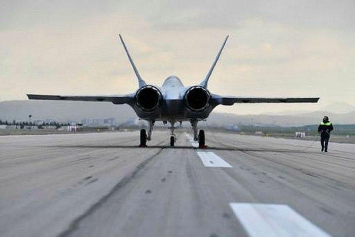 <p><strong>MİLLİ MUHARİP UÇAK</strong><br />
Önceki gün piste inen ve 2030'lı yıllardan itibaren F-16'ların yerini alacak olan MMU, 14 metre kanat açıklığı ve 21 metre uzunluğa sahip.</p>