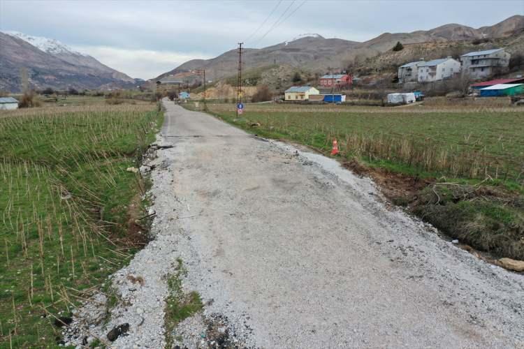 <p><strong>"Mahalle düz bir ovaydı şu anda engebeli bir ovaya dönüştü"</strong></p>

<p>Fay hattının geçtiği tarlalarda deprem sonrası yükselmeler meydana geldiğini dile getiren Büyükşan şöyle devam etti:</p>

<p>"Burası dümdüz bir ovaydı, bulunduğumuz tarla asfalttan daha alçaktaydı, depremden sonra yaklaşık 3 metre yükselerek yolun üstüne çıkmış. </p>

