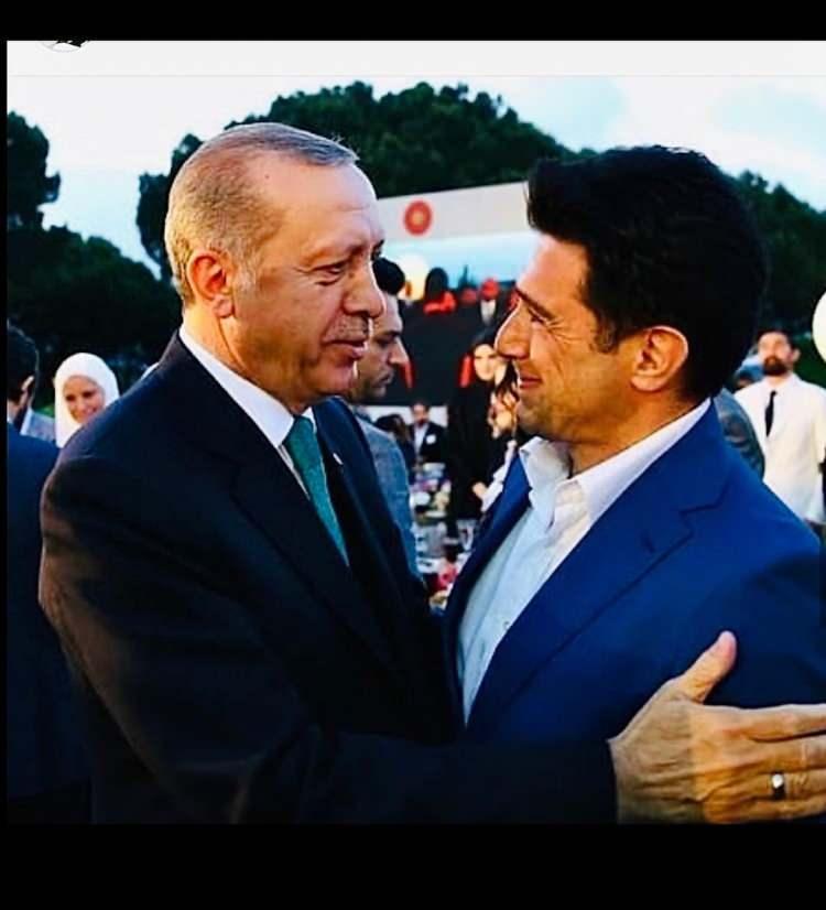 <p><span style="color:#2F4F4F"><strong>Devletine ve milletine olan sevgisini dilinden düşürmeyen Ural, </strong></span><span style="color:#8B4513"><strong>"Allah var gam yok"</strong></span><span style="color:#2F4F4F"><strong> diyerek Erdoğan hakkında, </strong></span><span style="color:#8B4513"><strong>"Allah'ın bildiği kuldan saklanmaz... Memlekete yaptığı hizmetleri saymakla bitmez. Allah sağlıkla uzun ömür versin hem çok seviyorum hem büyük saygım var. Bu garibin 1 tane oyu var onun da yeri belli. Hani hazır tehditler havalarda uçuşup salyalarla hakaretler ediliyorken!"</strong></span><span style="color:#2F4F4F"><strong> ifadelerini kullandı.</strong></span></p>