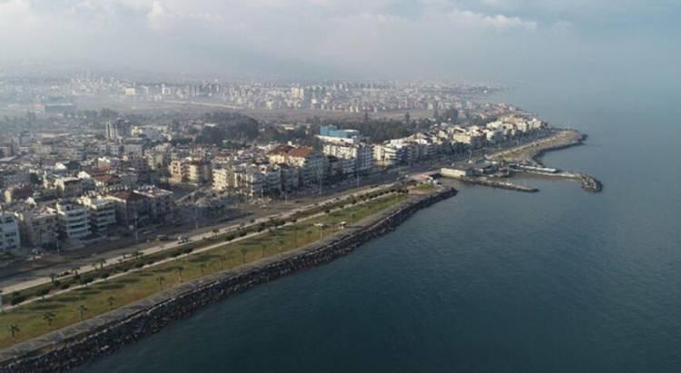 <p>KIYI ŞERİDEİ 101 METRE</p>

<p>Depremlerin ardından TÜBİTAK'ın çağrısıyla ikinci kez İskenderun'a giderek inceleme yapan İstanbul Üniversitesi Cerrahpaşa Jeoloji Mühendisliği Bölüm Başkanı Prof. Dr. Hüseyin Öztürk, dikkat çeken açıklamalarda bulundu.</p>

<p>İstanbul Üniversitesi Cerrahpaşa Jeoloji Mühendisliği Bölüm Başkanı Prof. Dr. Hüseyin Öztürk ise İskenderun ve Samandağ'da araştırmasını tamamladı. Prof. Dr. Öztürk, 20 Şubat'ta Hatay'ın Defne ilçesinde 6.4 büyüklüğündeki depremin ardından İskenderun Sahili'ni incelemek için deprem bölgesine gitti. Bir buçuk metreye yakın çökme, yaklaşık 1 metre oturma tespit edildi. Prof. Dr. Öztürk, İskenderun Sahili'nin kıyılarının yüksek taşlar ve dalgakıranlar ile yükseltildiğini belirterek uyarı yaptı. </p>

<p>"BİR BUÇUK METREYE YAKIN ÇÖKME GÖZÜKÜYOR"</p>

<p>İkinci kez İskenderun Sahili'nde incelemelerde bulunan Prof. Dr. Hüseyin Öztürk, "İlk kez gittiğimiz zaman geniş bir arazi çalıştık. İkinci kez gittiğimizde İskenderun kıyılarını inceledik. Araştırmamız sürüyor çünkü yeni bir gelişme oldu. İskenderun'da 6.4'lük depremin ardından kıyılar çok etkilendi. Defne, Samandağ merkezli bu depremin ardından kıyının denize doğru biraz daha yayıldığını ve çöktüğünü gördük. Bu nedenle bölge biraz daha çöktü, bu sefer gerçekten limandan içeriye su girişi oldu. Balıkçı barınağı ciddi olarak çöktü. Eskiden orada denizcilere yol gösteren çakarlar vardı. Şu an su seviyesinde. Bazı dalgalar artık çakılları parklara getiriyor. Bölge çöktüğü için parkları deniz kullanmaya başladı. Bütün bunları modelleyen bir çalışmanın peşindeyiz. Altyapı zaten çökmüş durumda. En çok neresinin çöktüğünü araştırdık. Askeri bölge merkezli bir çökme var. Bir buçuk metreye yakın bir çökme gözüküyor. Bazı yerler daha az çökmüş, 60-80 santimetre çöken yerler de var. Kıyıları doldurup kıyılarda alan kazanmak için, afete kendimizi hazırlıyoruz. Bu şekilde kıyılardan uzak durmamız lazım" dedi.</p>

<p> </p>
