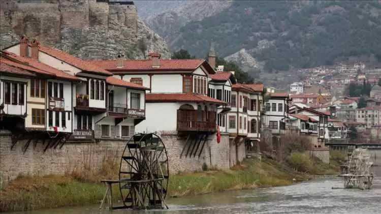<p>Amasya - 179 bin 213 kişi</p>

<p> </p>

