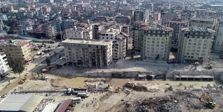 <p>Toplam 250 daireden oluşan rezidansta yüzlerce kişi, hayatını kaybetti. </p>
