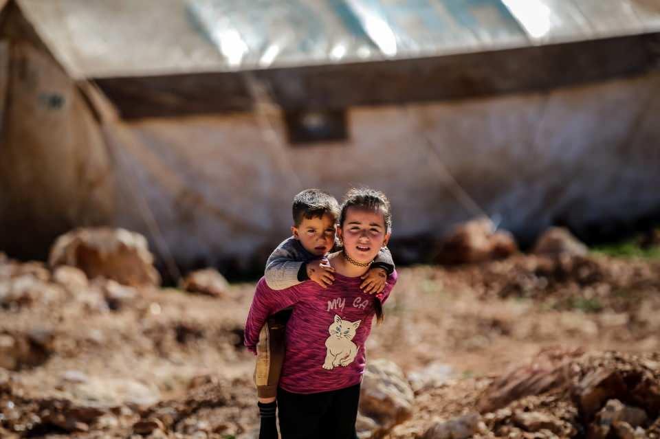 <p>Alluş, depremde evi yıkıldığı için bir çadırda 8 kişi yaşadıklarına işaret ederek, "Allah yardımcımız olsun. Gidenleri getirecek gücümüz yok. Ramazan için herhangi bir hazırlık yapamadık her şey çok pahalandı." şeklinde konuştu.</p>
<p> </p>