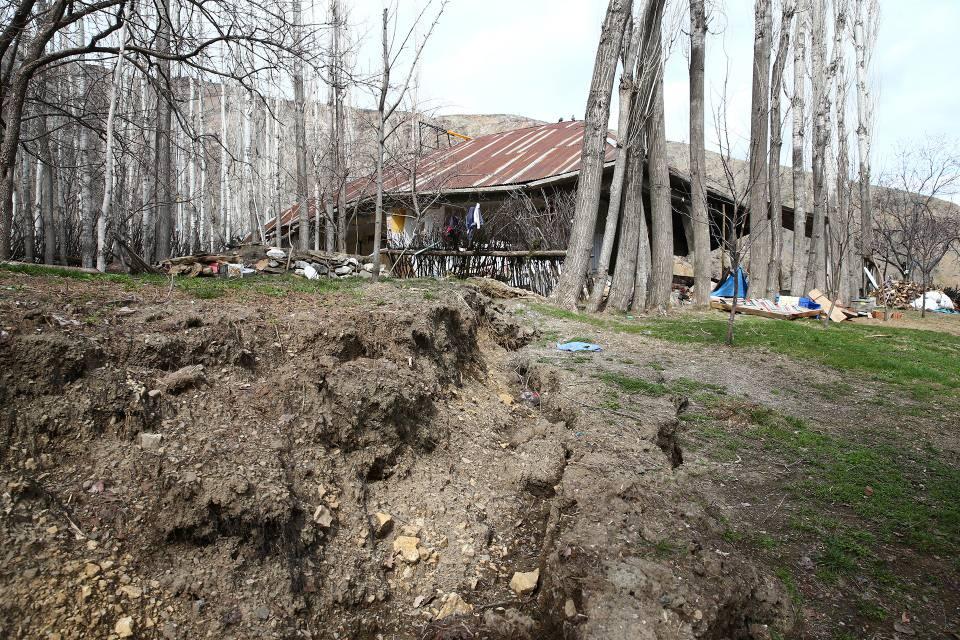 <p>Şahinbeyler köyünde depremin etkisiyle çok sayıda ev yıkılırken, bazı bölgelerde ise yüzey kırıkları ve çökmeler meydana geldi.</p>
