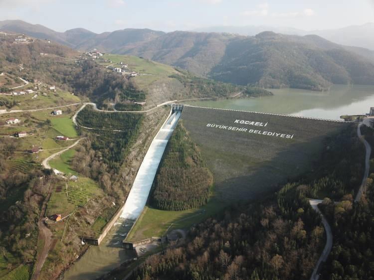 <p>Kocaeli'nin içme suyu ihtiyacının büyük bölümünün karşılandığı ve sene başında yaşanan su çekilmeleri nedeniyle bazı bölümlerde toprağın kuruduğu gözlenen Yuvacık Barajı tam doluluk seviyesine yaklaştı. İlerleyen günlerde de yağış beklenmesi nedeniyle baraj kapakları açılarak su bırakılmaya başlandı.</p>
