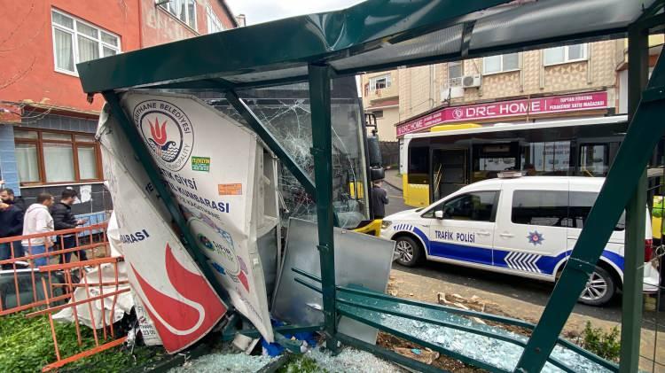 <p>İstanbul Kağıthane'de freni boşalan bir İETT otobüsü, önüne gelen otomobili biçerek yolcu durağına daldı.</p>
