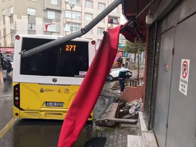 <p>Kazada &ouml;len ya da yaralanan olmazken, bir d&uuml;kkanın tentesinde hasar meydana geldi.</p>
