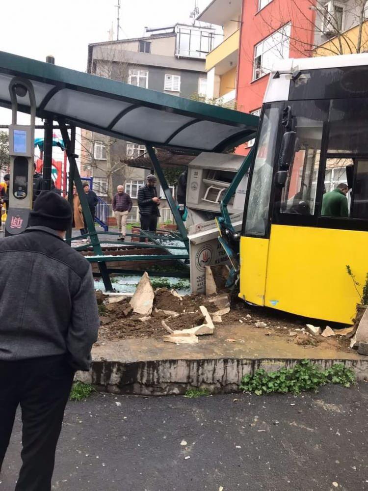 <p>Otomobilin merdiven boşluğuna düşmesinin ardından otobüs, geri dönüşüm konteynırı ve durağa çarparak durabildi</p>
