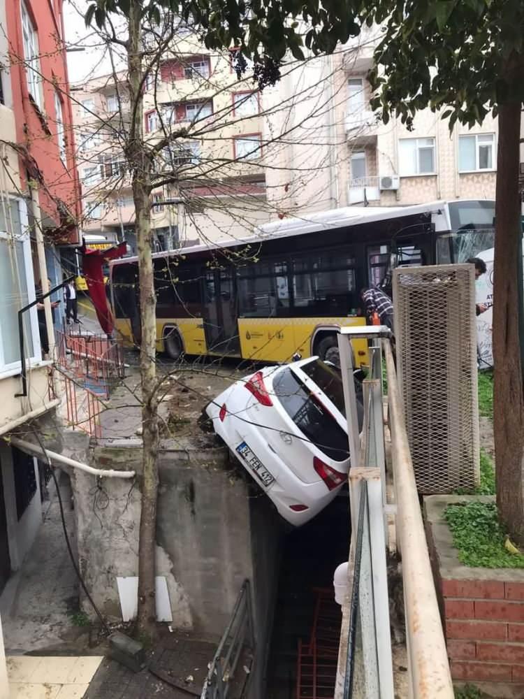 <p>B&uuml;y&uuml;k panik yaşayan vatandaşlar, durağın sokak arasından kaldırılmasını isteyerek, tepki g&ouml;sterdi.</p>
