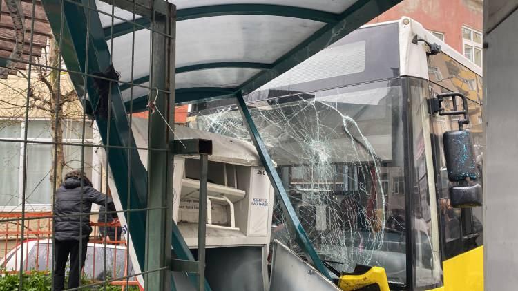 <p>Kazayla ilgili incelemelerin yapılması ve tutanak tutulmasının ardından otob&uuml;s vin&ccedil;, otomobil ise &ccedil;ekici yardımıyla bulunduğu yerden &ccedil;ekildi.</p>
