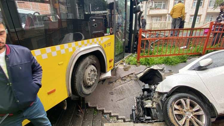 <p>Kontrolden çıkan ve yokuş aşağıya hızlanan otobüs, bir dükkanın tentesine çarparak, park halindeki otomobili sürükledi.</p>
