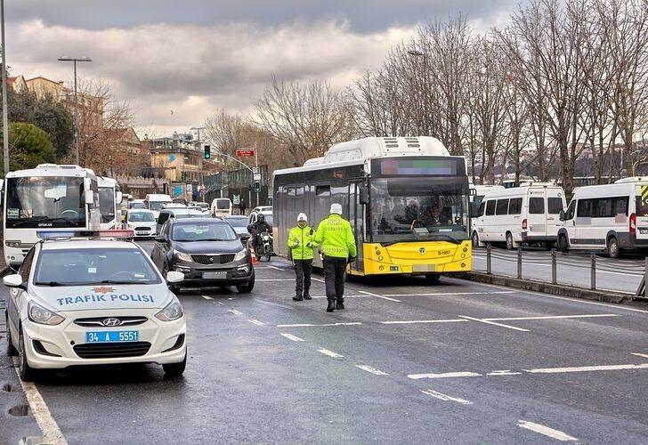 <p>Böylece her ay ödenecek taksit tutarı da 97.57 lira oluyor. Eğer bu borç tek seferde yani peşin ödenmek istenirse bu durumda 2 bin 453 liralık trafik cezasının anaparasından yüzde 25 indirim yapıldığı gibi eklenen 312.76 liralık enflasyon farkının yüzde 90’ı da siliniyor. Böylece toplam ödenecek borç 1.871 liraya düşüyor. Bir başka ifadeyle faiziyle 4 bin 538 lira olan borçta tam yüzde 59 indirim yapılmış oluyor.</p>
