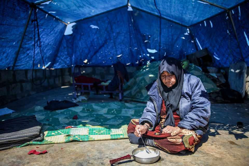 <p>Esed rejiminin saldırılarında eşini kaybettiğini anlatan bir çocuk annesi Neyif, "Meyve, sebze ve kahvaltılık gibi ürünler pahalı. Çocuklara bir tabak salatayı nasıl yapacağımı bilmiyorum." dedi.</p>