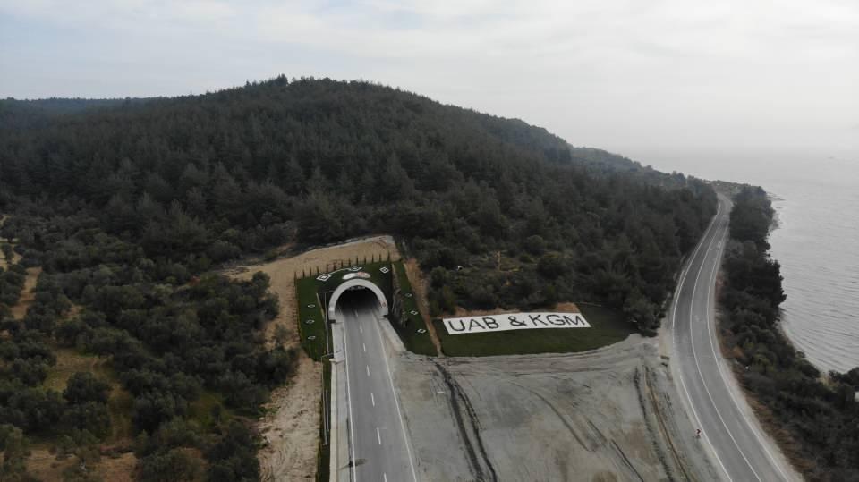 <p> Proje ile mevcut güzergahta 900 metre kısalırken, seyahat süresi 45 dakikadan 25 dakikaya düştü. Gelibolu-Eceabat Yolu ile zamandan 126 milyon TL, akaryakıttan 35 milyon TL olmak üzere yıllık toplam 161 milyon TL tasarruf edilecek. Karbon emisyonu ise 4 bin 432 ton azaltacak.</p>
