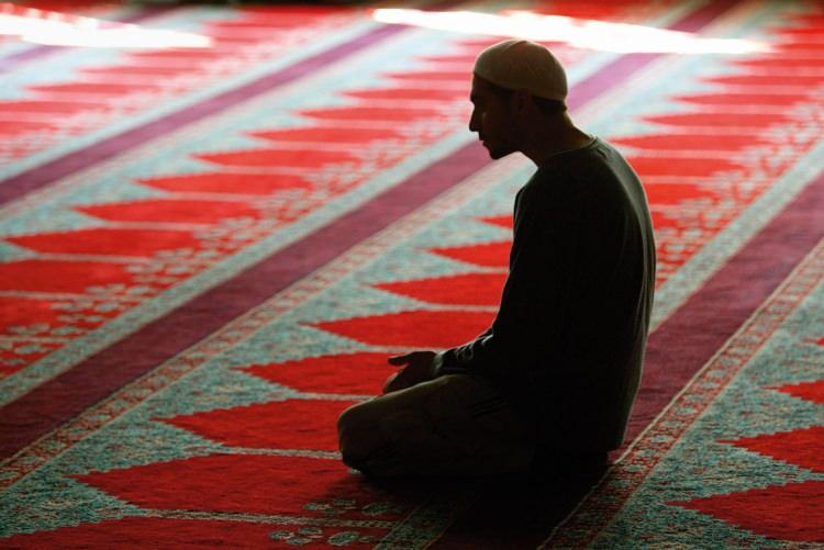 <p><span style="color:#000000"><strong>Gusül abdesti alan bir kimse aynı zamanda namaz abdesti de almış olduğu için bu abdestiyle namaz kılabilir. </strong></span></p>