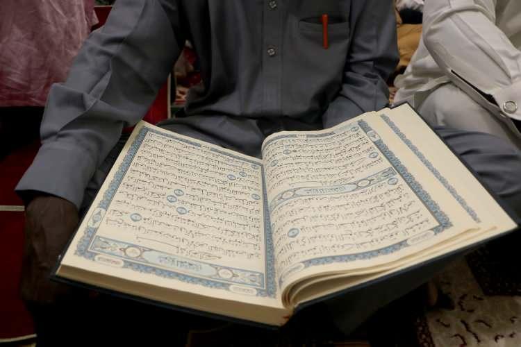 <p>Cami imamlarından Ustaz Ebubekir Siddik Muhammed'in kıldırdığı namazda Müslümanlar, Kahramanmaraş merkezli depremlerden etkilenenler için dua etti.</p>
<p> </p>