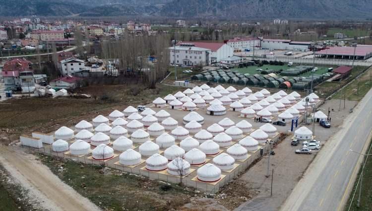 <p>Sevinç, çadırlara ilk etapta depremde hayatını kaybedenlerin yakınları, yaralılar ve onların aileleri ile daha sonra depremden etkilenen engelliler, hamileler ile küçük bebeği olanların yerleştirileceğini aktardı.</p>

<p> </p>

<p> </p>
