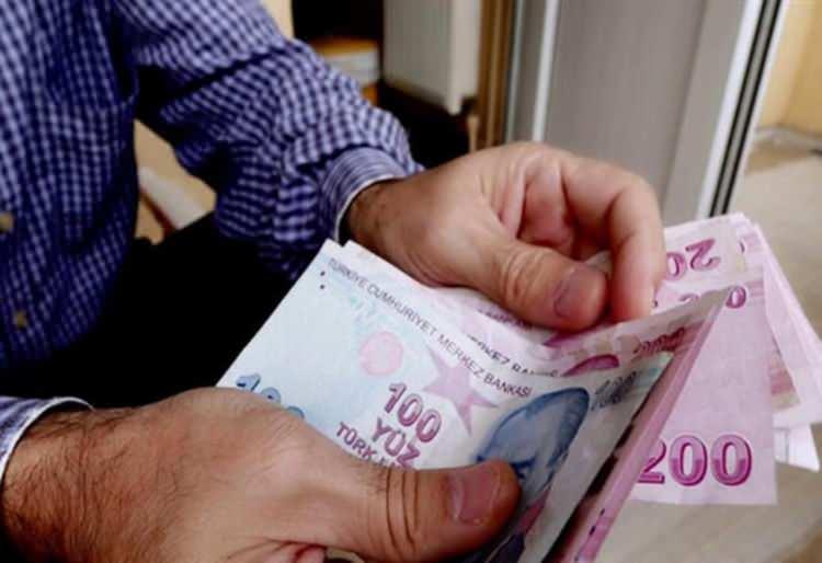 <p>ÜED olarak emeklilere bayram ikramiyesi verilmesi için uzunca bir süre mücadele yürüttüklerini, bu mücadelelerinin 2018 yılında emeklilere 1000'er lira ikramiye verilmesiyle başarıya ulaştığını söylemişti.</p>