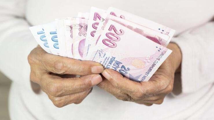 <p> Örneğin, 22 Haziran 1978 doğumlu, 23 Mayıs 2002 itibarıyla 6 yıl hizmeti bulunması nedeniyle 56 yaşa tabi bir erkek sigortalı, 26 yıl fiili hizmeti varken 30 Aralık 2022 tarihinde istifa ederek görevinden ayrılması halinde, emeklilik dilekçesi vererek, 1 Nisan 2023 itibarıyla aylık bağlatabilecek.</p>
