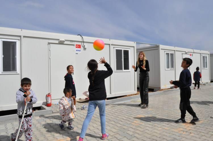 <p>Temmuzda geldiği ilçede lavanta festivaline katıldığını belirten Elles, "Hiçbir şey olduğu gibi değil artık ama insanlar yine de umutlu çünkü burada güçlü bir organizasyon var. Çok fazla gönüllü var, gece gündüz çalışıyorlar ve bu bizi çok duygulandırdı." diye konuştu.</p>

<p> </p>
