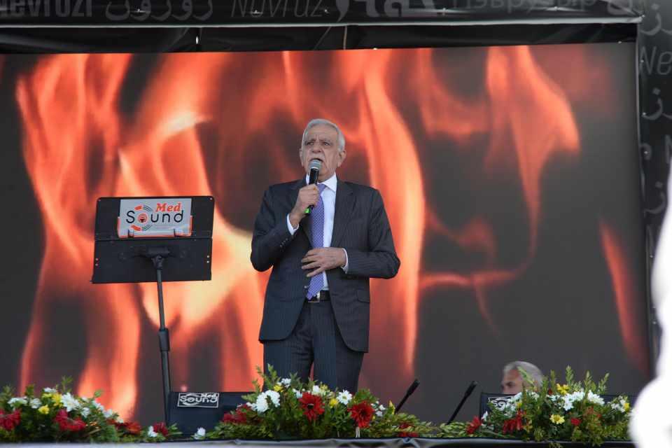 <p>Konuşmacılardan Ahmet Türk, "Bu nevruz, bu dönem Sayın Öcalan'ın özgürleşme dönemidir. Bunu hep birlikte sağlamak için gece gündüz mücadele etmek zorundayız. Yine Kürt halkına karşı yürütülen baskıcı anlayışa karşı eş genel başkanlarımız Selahattin Demirtaş ve Figen Yüksekdağ, yine birçok değerli arkadaşımız Selçuk Mızraklı, Gülten Kışanak, bu iktidarın Kürt düşmanlığından dolayı bugün zindanlarda. Biz bütün bu yapılanlara karşı eğer birliğimizi güçlü hale getiremezsek, eğer bunun hesabını sormazsak yazıklar olsun bize. Sayın Öcalan'ın 24 yıldır zindandaki esaretine son vermek zorundayız. Bu dönem özgürleşmenin günü olacaktır. Bu dönem, Kürt halkının kendi kaderini belirleme günü olacaktır. Buna yürekten inanıyorum" dedi.</p>
<p> </p>