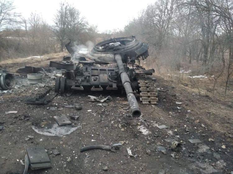 <p>Ancak şu anda bu yönde saldıran Rus birimlerinin durumunun iyi olmadığını aktaran Dmitraşkovskiy, Rus güçlerin “son yedeklerini” kullandığını ve büyük kayıplar verdiğini ileri sürdü.</p>
<p>Avdiyivka yönündeki tüm saldırıların “aynı tip” olduğunu vurgulayan Dmitraşkovskiy, Rusların aynı noktadan saldırdığını dile getirdi.</p>
<p> </p>