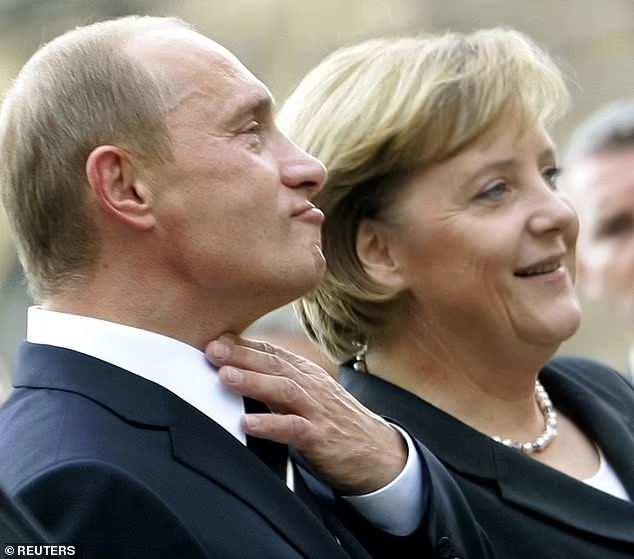 <p>Gözlemcilere göre Putin yapmak istemediği ya da çok tehlikeli bulduğu alanlara başka birini onun yerine geçmesi için gönderiyor.</p>
<p><br />
İddiaya göre Putin’in bazı dublörleri Putin’e daha çok benzemek için estetik ameliyat oluyor.</p>
<p> </p>