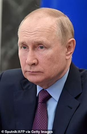<p>Askeri istihbarat başkanı Tümgeneral Kyrylo Budanov , Putin'in kendisine benzemek için estetik ameliyat geçiren en az üç vücut dublörünü kullandığını iddia etti.</p>
<p> </p>
<p>Budanov, askeri istihbarat servisinin geçmişte Putin'in 'özel durumlarda' onun yerine geçtiğini tespit ettiğini, ancak şimdi bunun Rusya cumhurbaşkanı için 'olağan bir uygulama' olduğunu da sözlerine ekledi. </p>