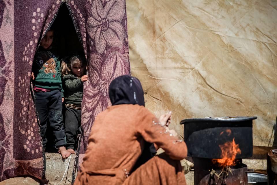 <p>İdlib'deki siviller, iç savaşın getirdiği işsizliğin sonucu olan maddi imkansızlıklar içinde ramazan ayını karşılıyor.</p>

<p> </p>
