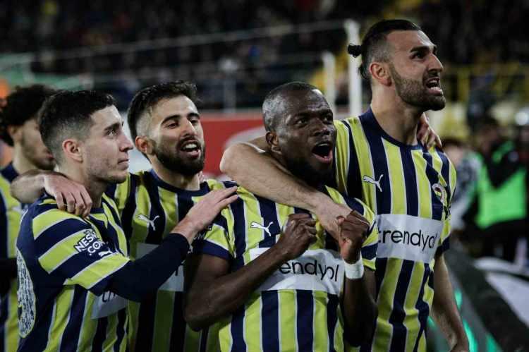 <p>"Uzun zaman sonra ilk kez Fenerbahçe kazanırsam 3 puana indirecem düşüncesiyle başladı maça. Şimdi maç berabere bitse moral olarak da düşecekti Fenerbahçe. Attığı gol Alanyaspor'a yaramadı. Golü yedikten sonra geri çekildi."</p>
