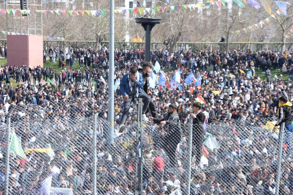 <p>Nevruz alanında 2,5 ton odun yakılırken, alanda bulunanlar halay çekerek slogan attı. Terör örgütü PKK ve elebaşı Abdullah Öcalan lehine slogan atıldı. Alanda terör örgütünü simgeleyen bez parçaları da açıldı. </p>
