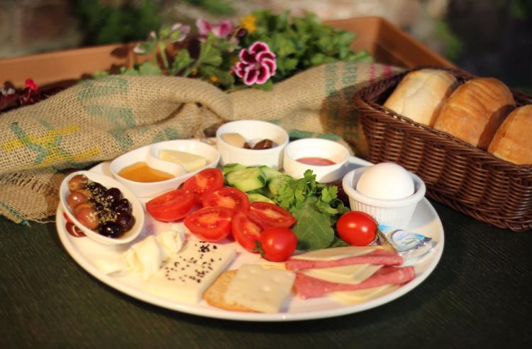 <p><strong>Ramazan ayında beslenirken sahur öğünü kahvaltının yerini alması gerektiğinin altını çizen Diyetisyen Aslıhan Kara, “Sahurda mutlaka proteinden zengin besinler ve tahıllı ekmek gibi kompleks karbonhidratlar olmalı. Sahur öğününde 1 bardak kefir,1 yumurta, bir miktar tam yağlı beyaz peynir, tam tahıllı ekmek, koyu yeşil yapraklı sebzeler (tere, roka gibi) ve bunlara ek olarak 1 orta boy taze mevsim meyvesi bulunabilir” dedi.</strong></p>
