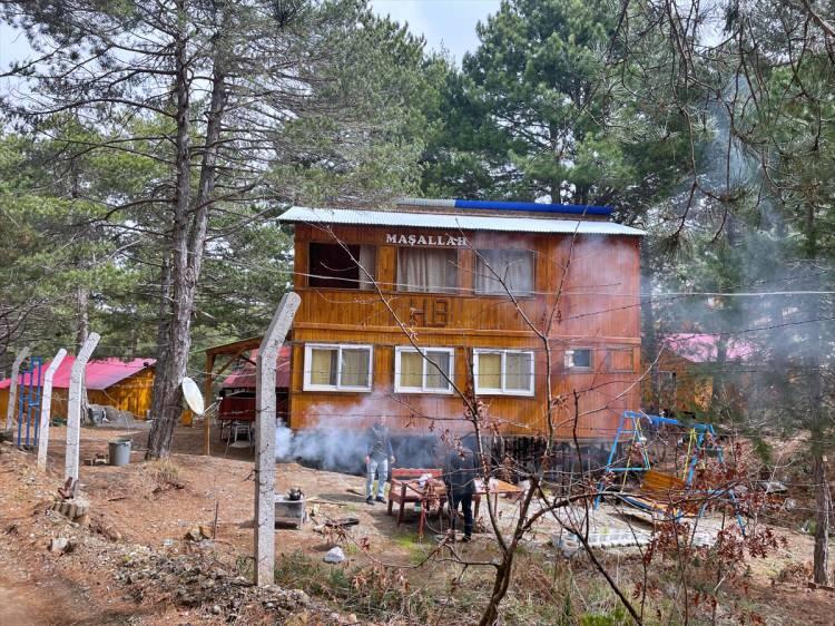 <p>Depremden 2 gün sonra ailesiyle Olukbaşı Yaylası'ndaki evlerine giden Meryem Vural, AA muhabirine, afet anında kent merkezindeki evlerinde yaşadıklarını anlattı.</p>

<p> </p>
