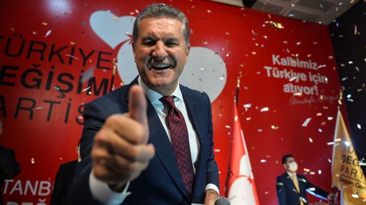 <p>TÜRKIYE DEĞIŞIM PARTİSİ: TÜM PARTİLERE KAPIMIZ AÇIK</p>

<p>Siyasette her an her şeyin olabileceğine dikkat çeken Türkiye Değişim Partisi Genel Başkanı Mustafa Sarıgül, seçim öncesinde özellikle 8 Nisan ile 19 Nisan tarihleri arasına dikkat çekerek, “Siyasette ittifak tartışmaları yapıldıkça hep aynı şeyi söyledim. Seçim takvimindeki son gün ve son saatleri bekleyin dedim. Bugün yine aynısını söylüyorum. Diyeceksiniz ki Sarıgül, seçim yaklaştı, son gün son saat mi kaldı artık. Evet, bunu diyebilirsiniz. Bakın, şu tarihlere dikkat edin. Partiler, 6 Nisan saat 18.00’e kadar, girdikleri ittifaktan vazgeçebilecekler. 8 Nisan’da ittifaklar kesinleşmiş olacak. 19 Nisan’da da milletvekili listeleri kesinleşecek. Yani 8 Nisan ve 19 Nisan tarihlerini aklınızda tutun. Bu tarihlerde çok önemli siyasi gelişmeleri ülkemizde göreceğiz. Siyasette 24 saat bile uzun zamandır ve siyaset her an umulmadık olaylarla doludur” ifadelerini kullandı. </p>
