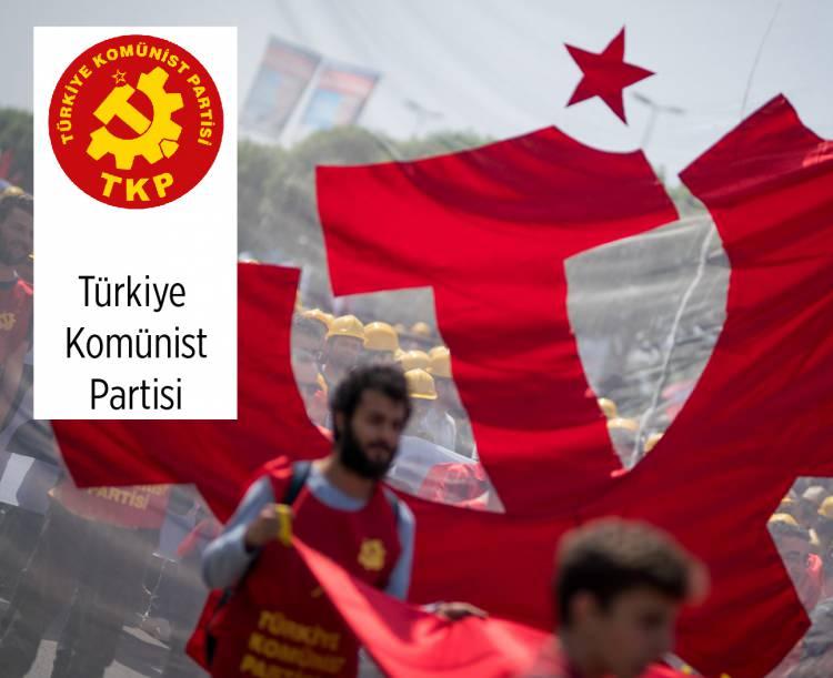 <p>TÜRKIYE KOMÜNİST PARTİSİ: BİR OY ERDOĞAN GİTSİN DİYE, BIR OY TKP'YE</p>

<p>Türkiye Komünist Partisi (TKP), milletvekili seçimlerine Sosyalist Güç Birliği ittifakıyla birlikte kendi ad ve adaylarıyla gireceklerini, partilerinin 81 ilde ve bütün seçim çevrelerinde aday göstereceğini açıkladı. TKP, cumhurbaşkanlığı seçiminde ise Kemal Kılıçdaroğlu’nu destekleyeceklerini bildirdi.</p>

<p> </p>
