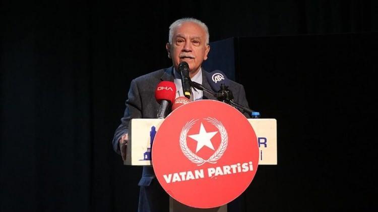 <p>VATAN PARTİSİ: İKİNCİ TURDA BİZ OLACAĞIZ</p>

<p>100 bin imza süreci için çalışan Vatan Partisi Genel Başkanı Perinçek "Cumhurbaşkanlığı için 100 bin imza toplamak üzere adaylığımı koymuş bulunuyorum. Seçim ikinci tura kaldığı zaman, Doğu Perinçek ikinci tura kalır. İkinci turda biz olacağız" dedi.</p>
