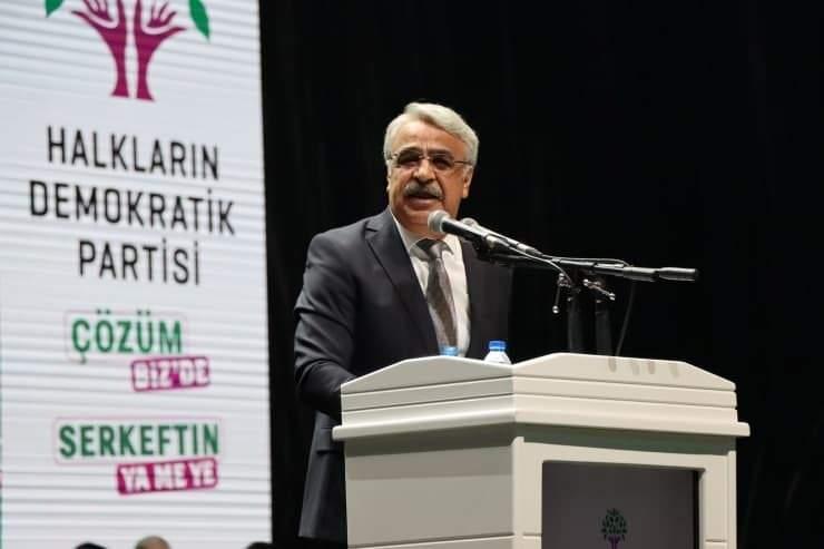 <p>HDP Eş Genel Başkanı Mithat Sancar, partilerinin kapatılma ihtimali binde 1 bile olsa işi riske atmayacaklarını belirterek, “Yeşil Sol Parti’yle seçime gireceğiz” dedi.</p>
