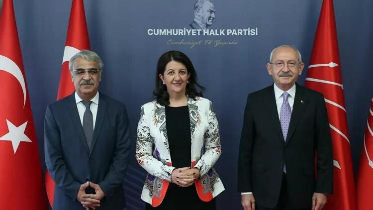 <p>HDP'NİN ADAYI KILIÇDAROĞLU</p>
<p>Emek ve Özgürlük İttifakı adına açıklama yapan HDP Eş Genel Başkanı Pervin Buldan, "Tarihsel sorumluluğumuzu yerine getireceğiz. Cumhurbaşkanlığı seçimlerinde aday çıkarmayacağımızı deklare ediyoruz" dedi. Açıkça isim vermese de seçimlerde CHP liderini dekleyecekler.</p>