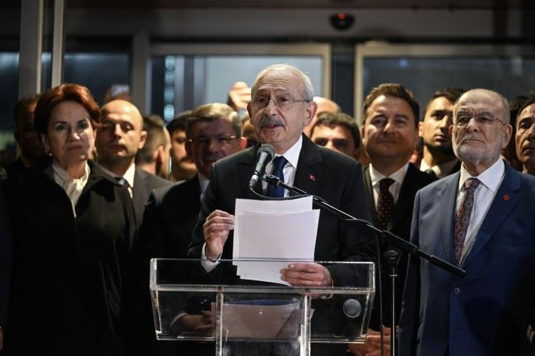 <p>6’lı masada ilk günden bu yana Kemal Kılıçdaroğlu’nun Cumhurbaşkanı adaylığını istemeyen İYİ Parti son toplantıdan sonra masadan ayrılsa da ikna edildi ve geri döndü. Bu hareketi son anketlere göre 4 puanlık bir düşüş getirdi.</p>