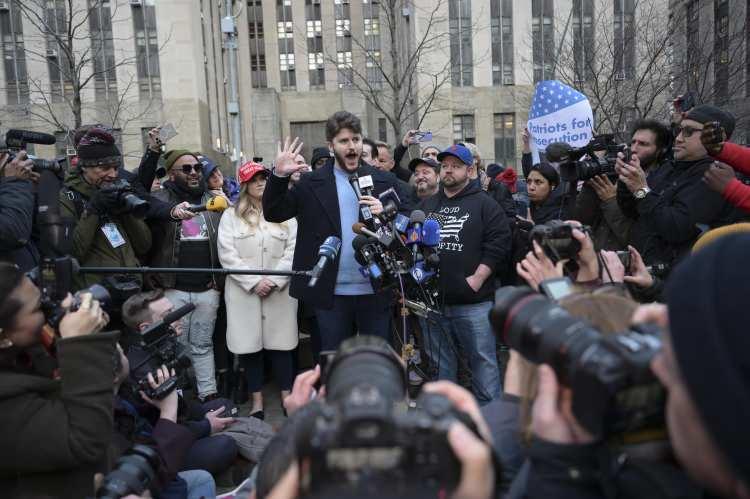 <p>Eski ABD Başkanı Donald Trump, Manhattan Bölge Savcısı'nın soruşturmasıyla ilgili olarak gelecek hafta salı günü tutuklanabileceğini ve bu nedenle destekçilerine protesto çağrısında bulunduğunu duyurmuştu.</p>
