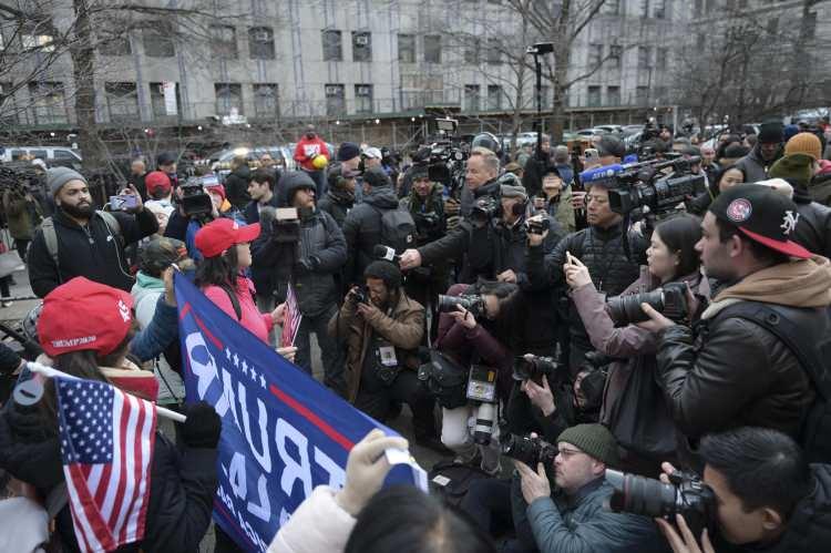 <p>ABD Temsilciler Meclisi Yargı Komitesi Başkanı Jim Jordan ve Meclis İdaresi Komitesi Başkanı Bryan Steil, eski Başkan Donald Trump hakkındaki soruşturmalara ilişkin, New York Bölge Savcısı Alvin Bragg'den Mecliste ifade vermesini ve konuya ilişkin tüm belgeleri Meclisin ilgili komitelerine sunmasını talep etti.</p>